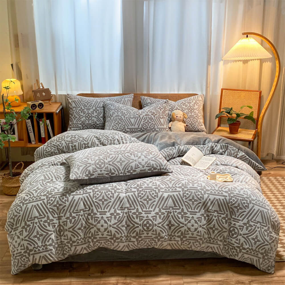 Classic Geometric Soft Anti-Static Warm Milk Velvet Bed Sheet Set - News Pet Shop